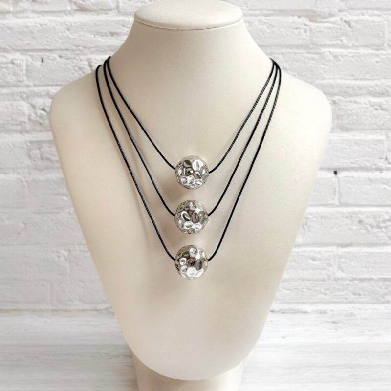 Colar três voltas esfera martelada no prata