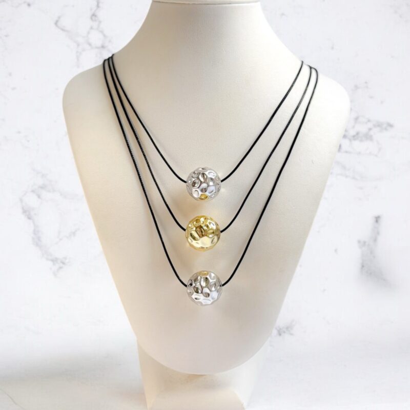 Colar três voltas esfera martelada no mix de banho