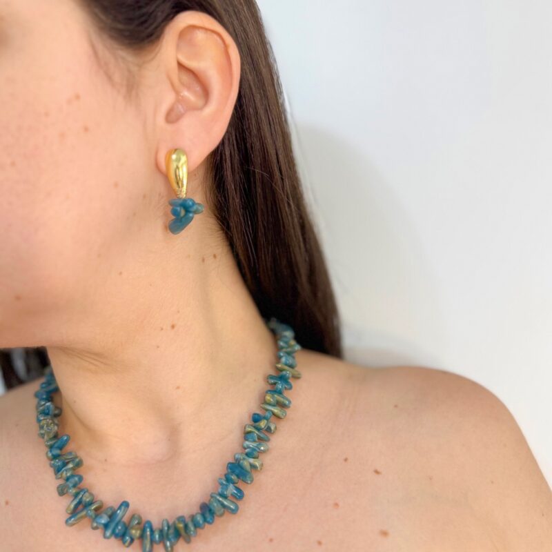 Colar cascalho azul mesclado