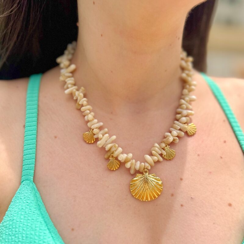 Colar concha com cascalho nude mesclado