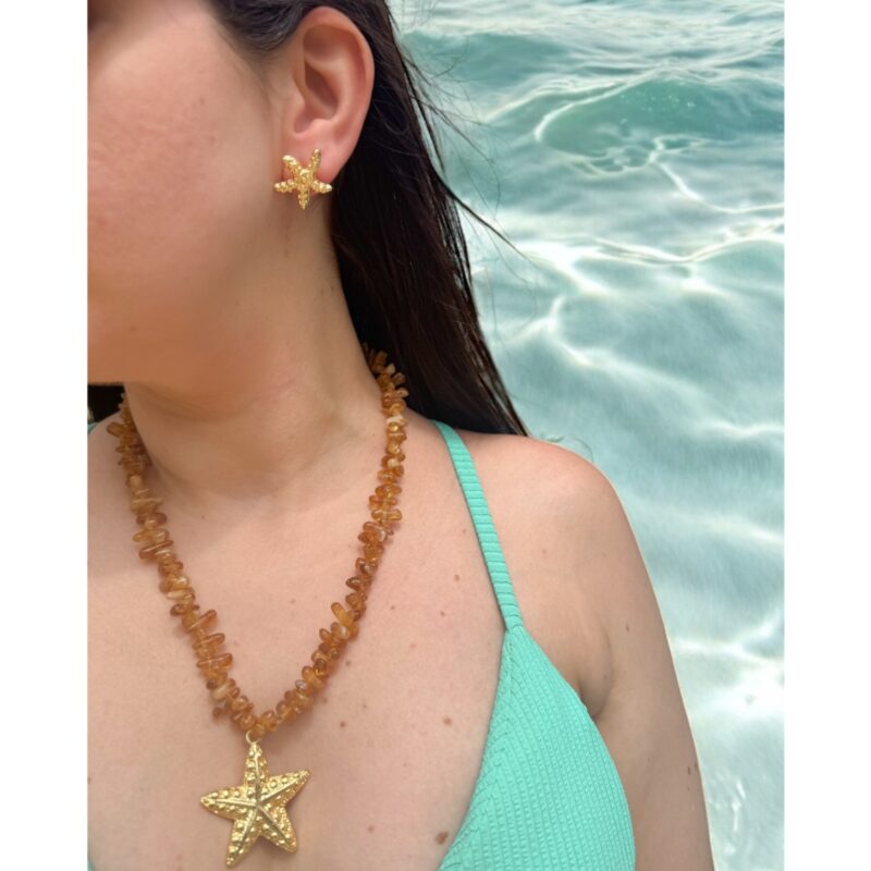 Colar estrela do mar no cascalho marrom