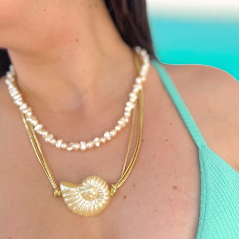 Colar caramujo pérola no courinho dourado (não acompanha choker)