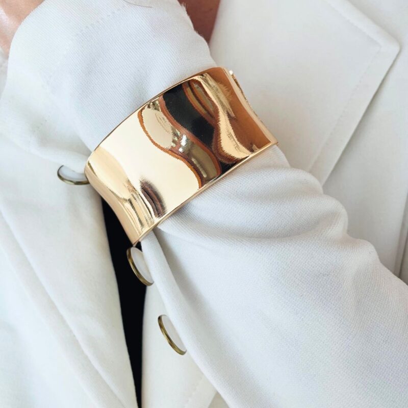 Bracelete dourado levemente martelado