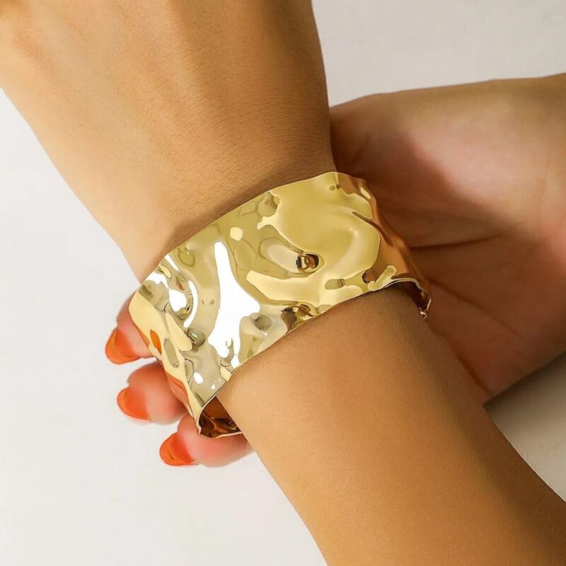 Bracelete dourado martelado