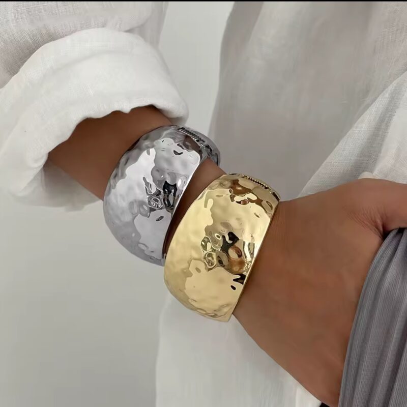 Bracelete dourado martelado arredondado