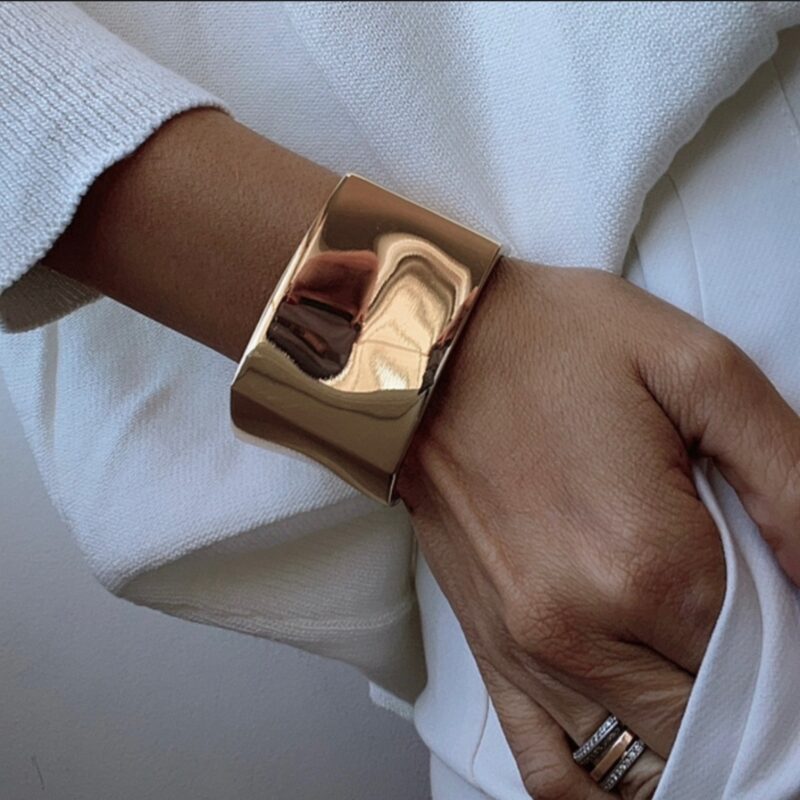 Bracelete quadrado dourado liso borda arredondada M