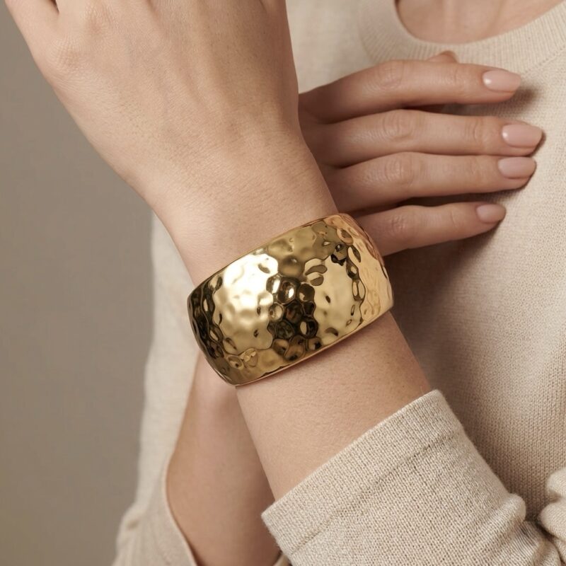 Bracelete dourado martelado arredondado