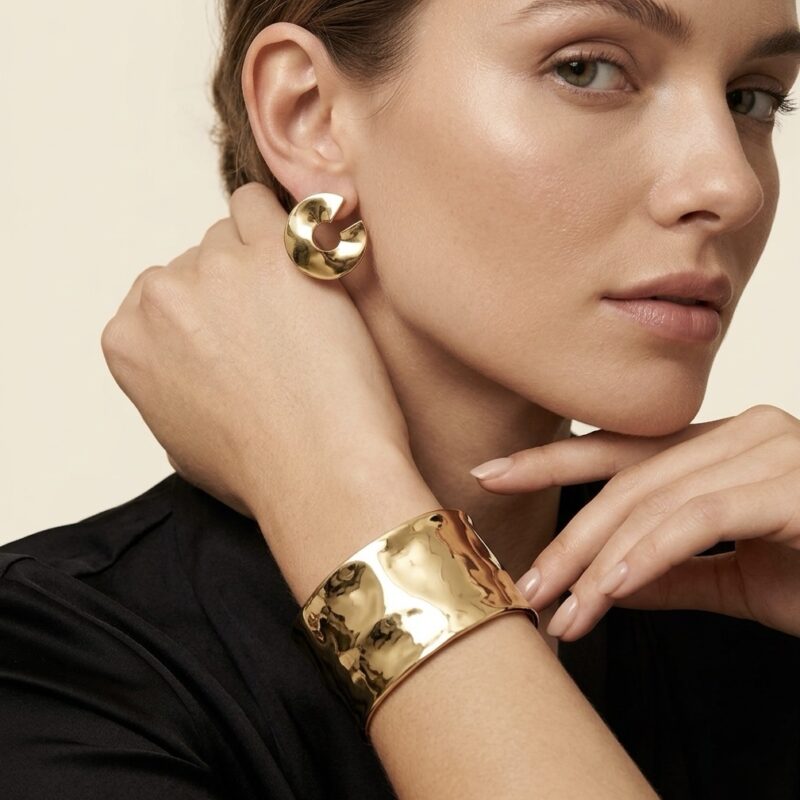 Bracelete dourado levemente martelado