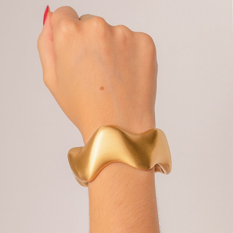 Bracelete ondulado acetinado dourado