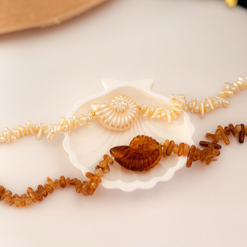 Colar caramujo com cascalho