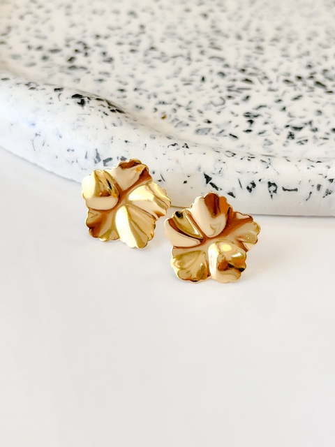 Brinco folheado flor martelada