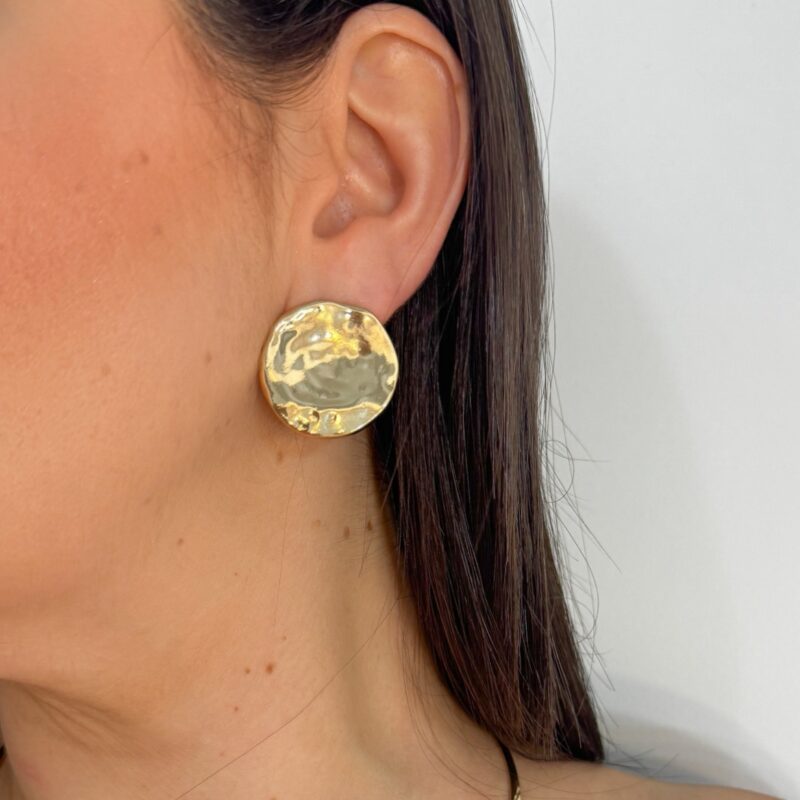 Brinco botão martelado dourado