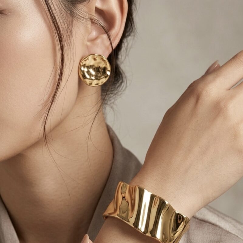 Brinco botão martelado dourado
