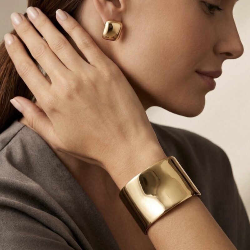 Bracelete quadrado dourado liso borda arredondada M
