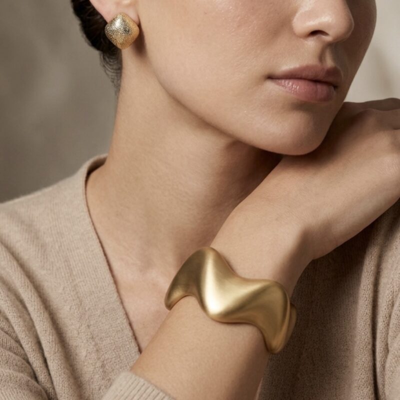 Bracelete ondulado acetinado dourado