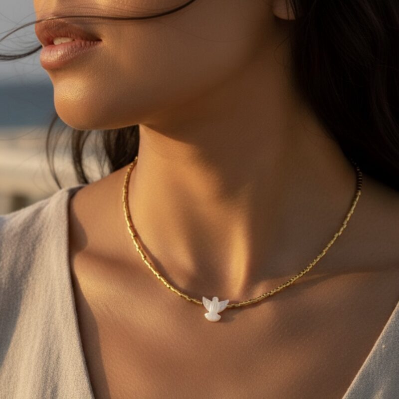 Colar Espírito Santo madrepérola com tubinhos dourado