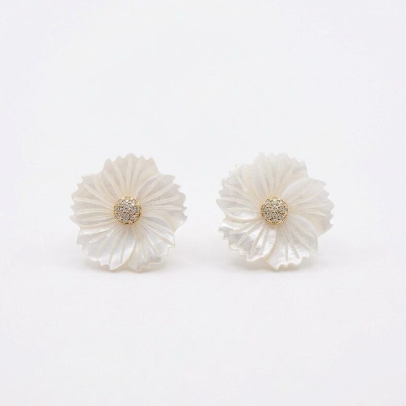 Brinco flor madrepérola M com microzircônia no dourado