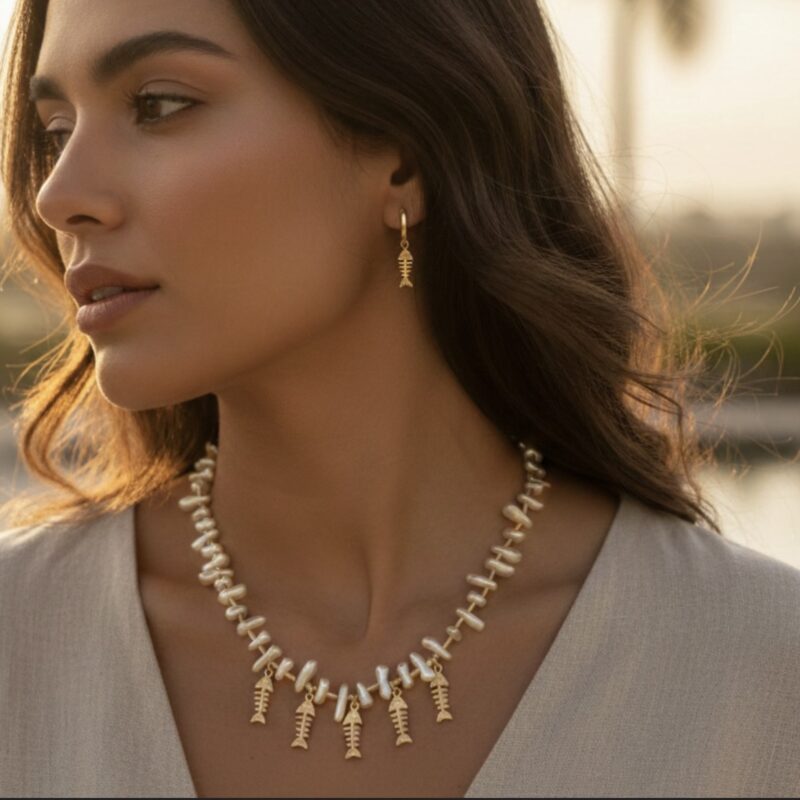 Colar cascalho pérola com sardinhas douradas