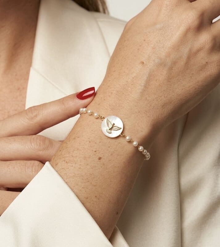 Pulseira corrente de pérola folheada com Espírito Santo madrepérola redondo