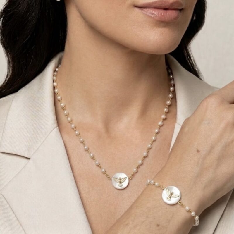 Colar corrente pérola folheada com Espírito Santo madrepérola redondo