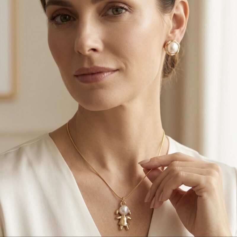 Colar menina pérola na corrente dourada