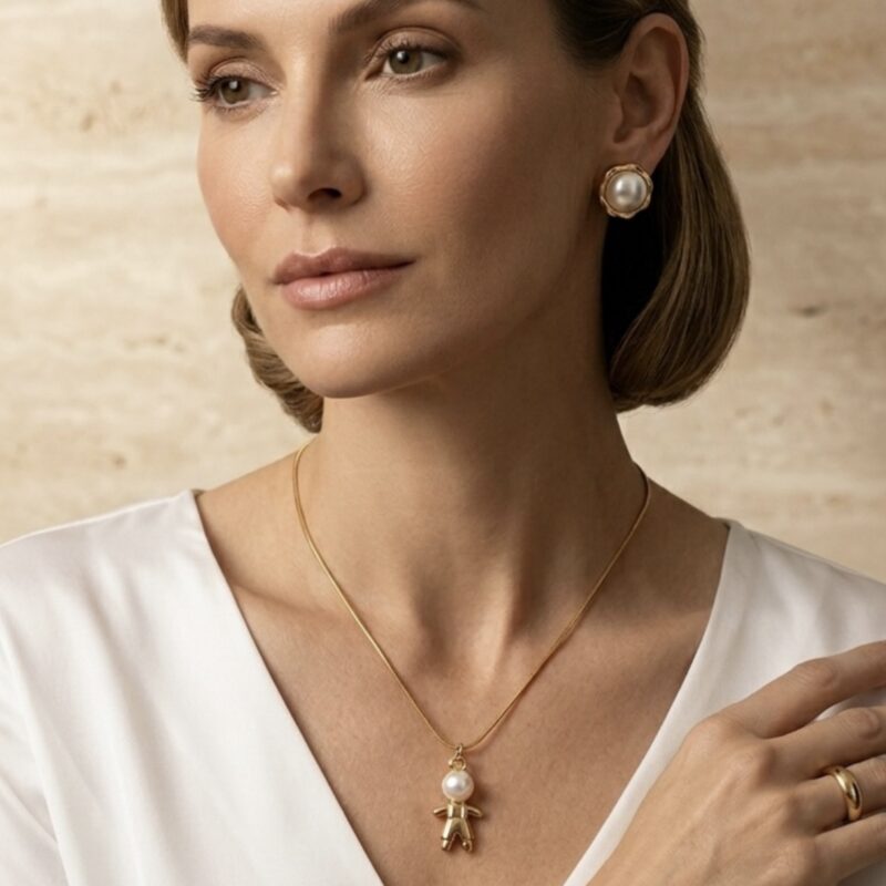 Colar menino pérola na corrente dourada