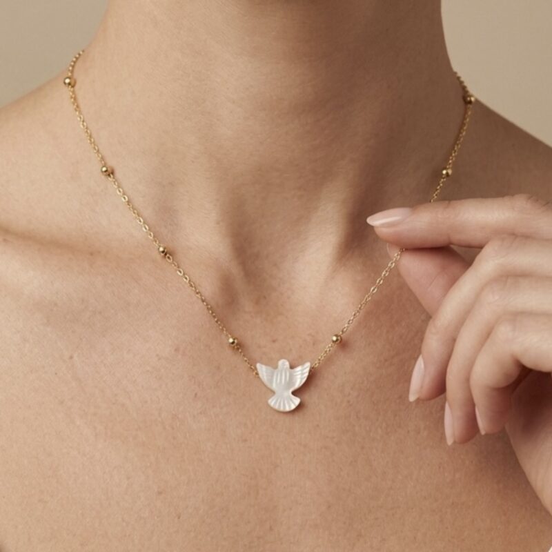 Colar corrente de bolinha folheada com Espírito Santo madrepérola