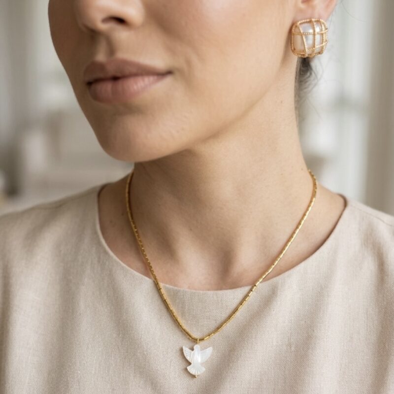 Colar tubinho dourado com Espírito Santo madrepérola
