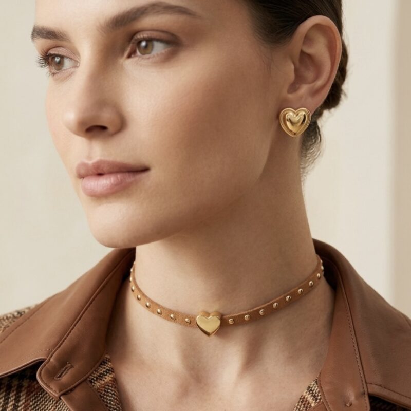 Choker courinho caramelo com tachinha dourada com coração