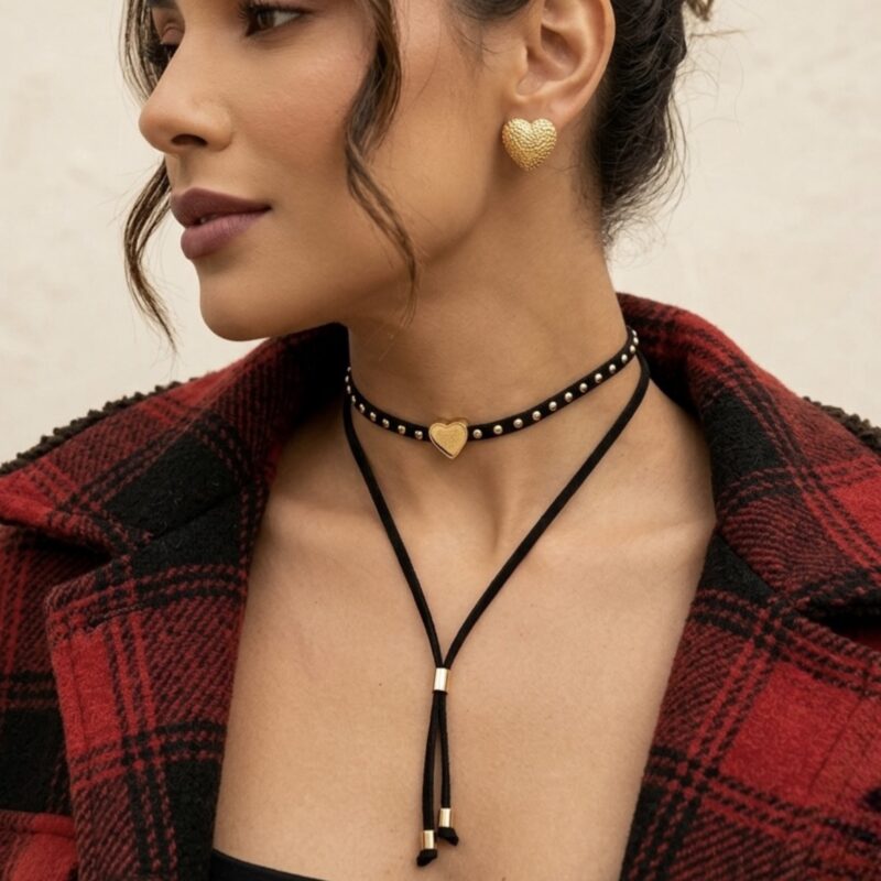 Colar gravatinha courinho preto com tachinha dourada com coração