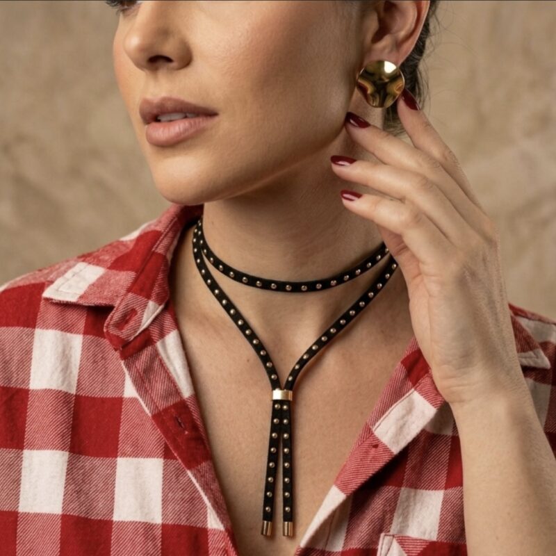Colar gravatinha courinho preto com tachinha dourada