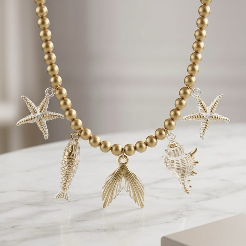 Colar dourado pingentes do mar