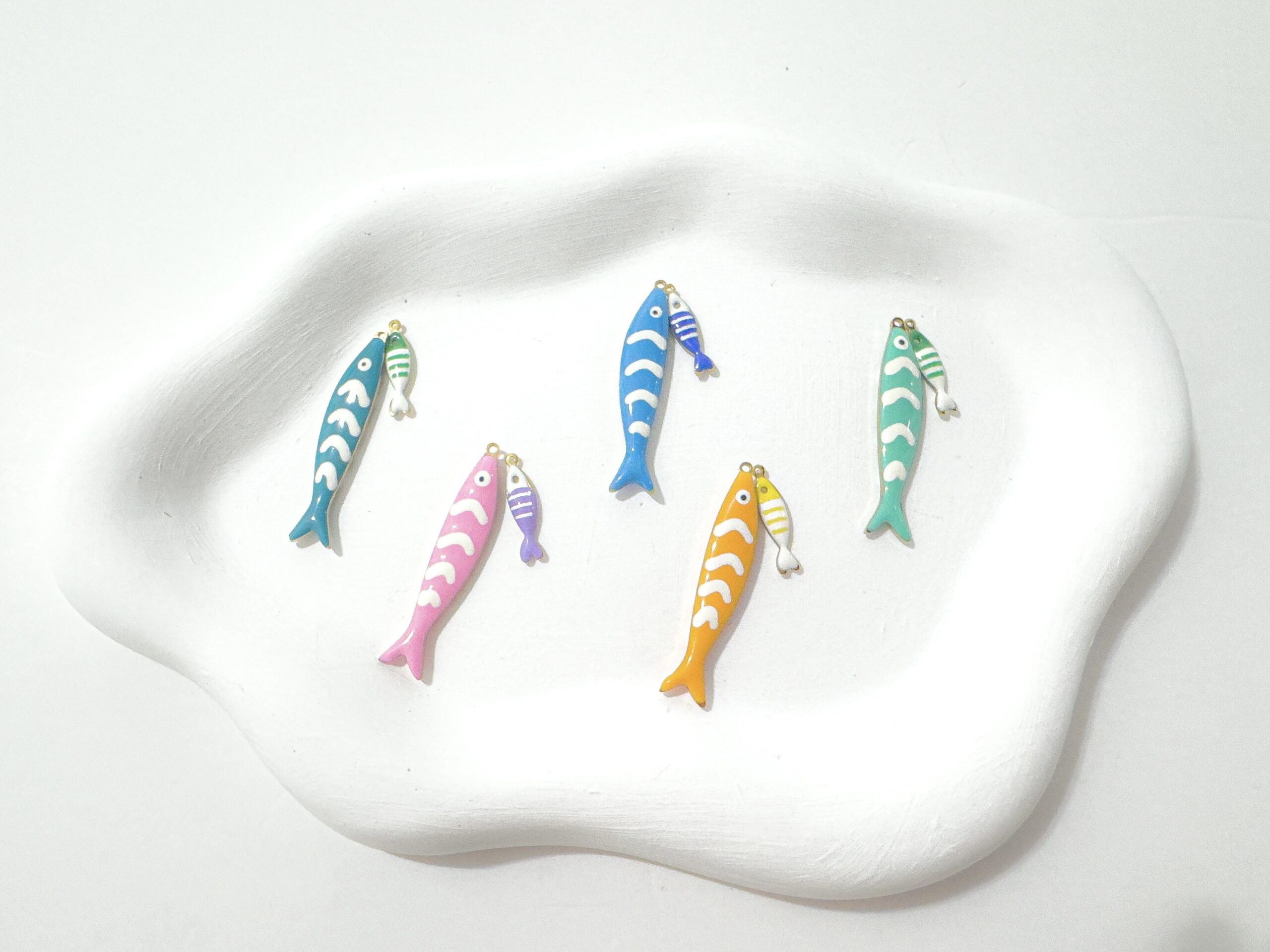 Colar sardinha na corrente dourada - Imagem 4